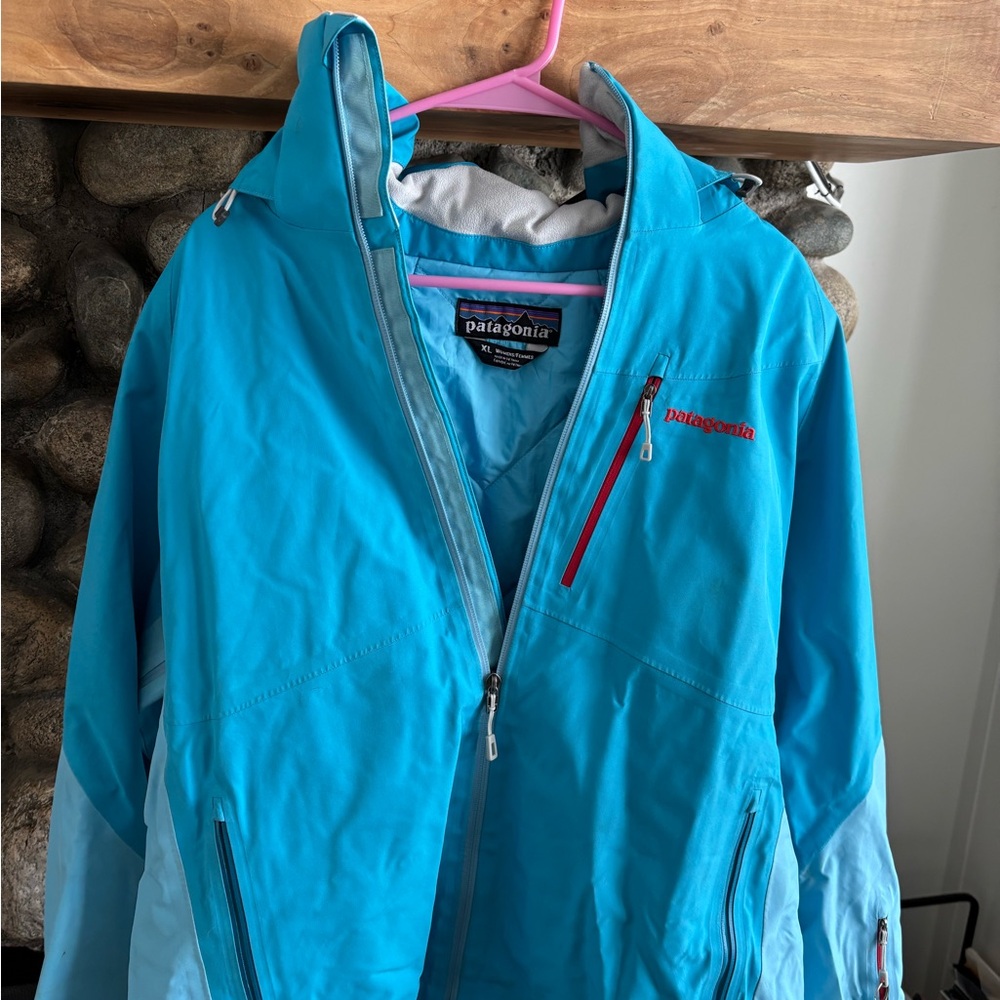 Patagonia Women's turquoise insulated waterproof ski jacket - primo?